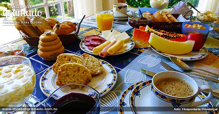 Um farto e delicioso café da manhã, cercado de pessoas animadas e divertidas: É tudo o que você precisa!