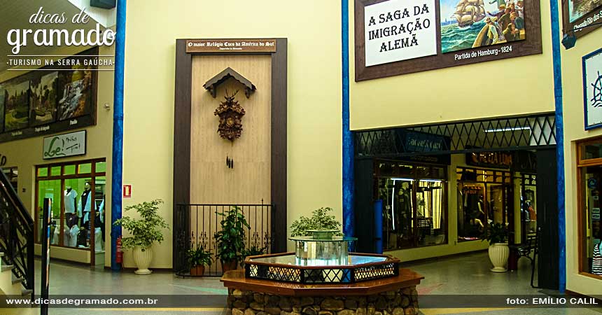 O interior do Shopping Galeria Imigrante e o maior relógio cuco da América do Sul.