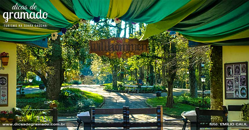 Entrada do Parque Aldeia do Imigrante, dando as boas-vindas em alemão.