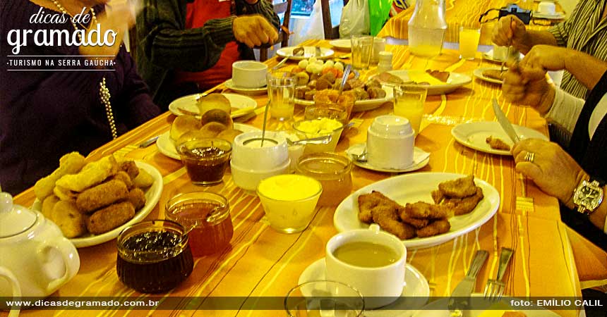 Param que está com muita fome, os cafés coloniais são uma ótima opção. E o Serra Verde em Nova Petrópolis oferece pratos ótimos por um preço mais em conta do que em Gramado.