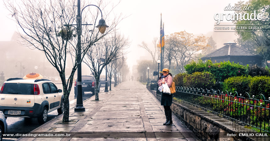 Com chances de neve já no outono, o frio promete chegar com tudo na Serra Gaúcha. Veja dicas de roupas para usar em Gramado e ótimos passeios de inverno.