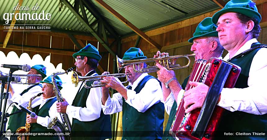 Apresentação de show e bandas de músicas típicas na Festa da Colônia.