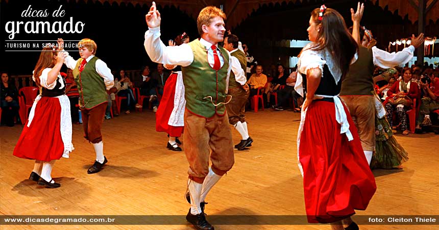Apresentações de danças típicas na Festa da Colônia.