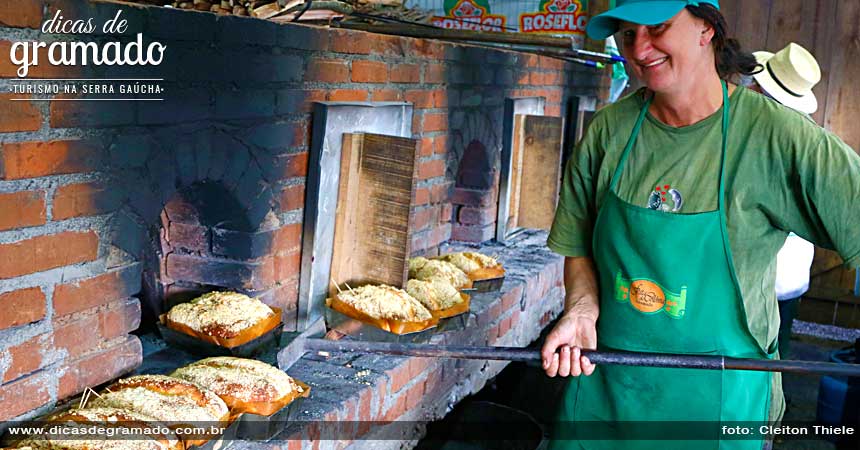 Pães e cucas assados no forno.