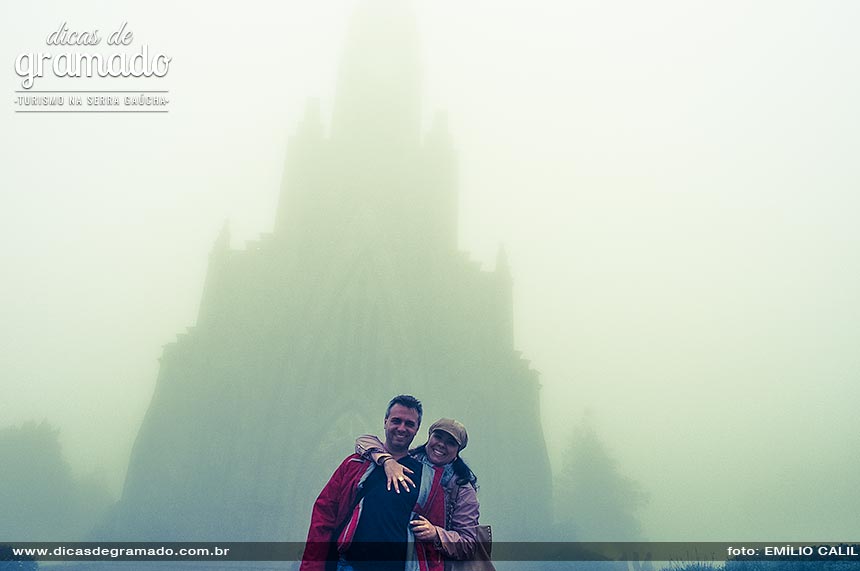 Aline e eu na Catedral de Pedra em Canela, na neblina. 