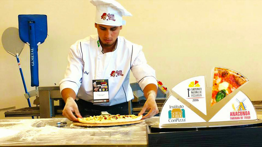 Igor Venicius Candido, pizzaiolo da Pizzaria Cara de Mau, de Gramado, figurou entre os cinco melhores do país em campeonato realizado em São Paulo.