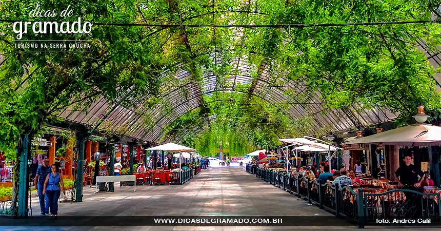 Rua Coberta em Gramado: Bons restaurantes e ótimo lugar para fugir do calor.