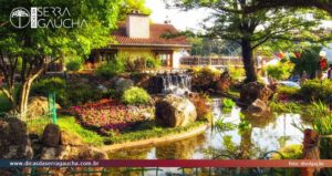 O centro de Gramado reserva agradáveis surpresas para quem se põe a caminhar pela cidade.
