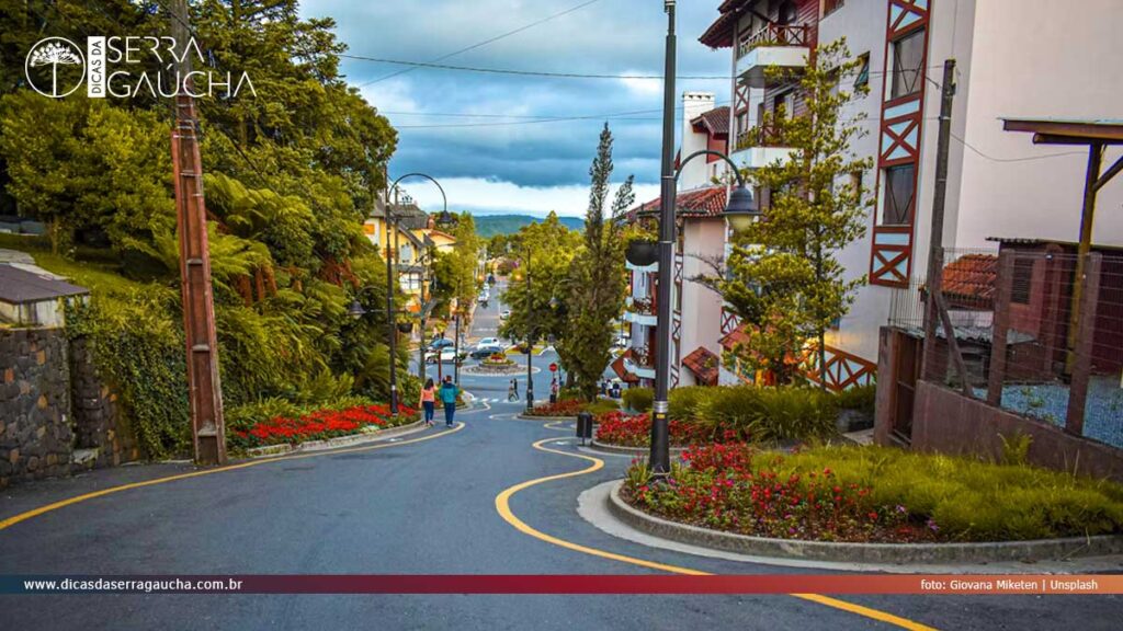 Serra Gaúcha em dezembro - Rua Torta em Gramado - Foto: Giovana Miketen | Unsplash