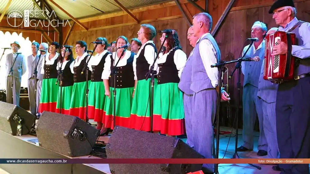 Grupos típicos de cada cultura se apresentam na Festa da Colônia